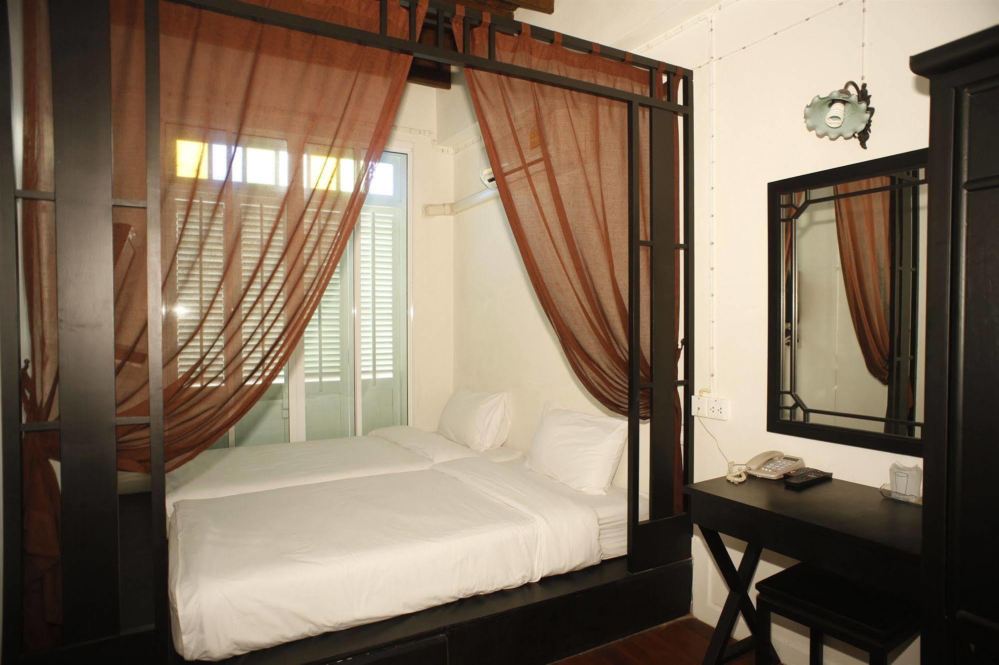 99 Oldtown Boutique Guesthouse Sha Extra Plus Phuket Ngoại thất bức ảnh